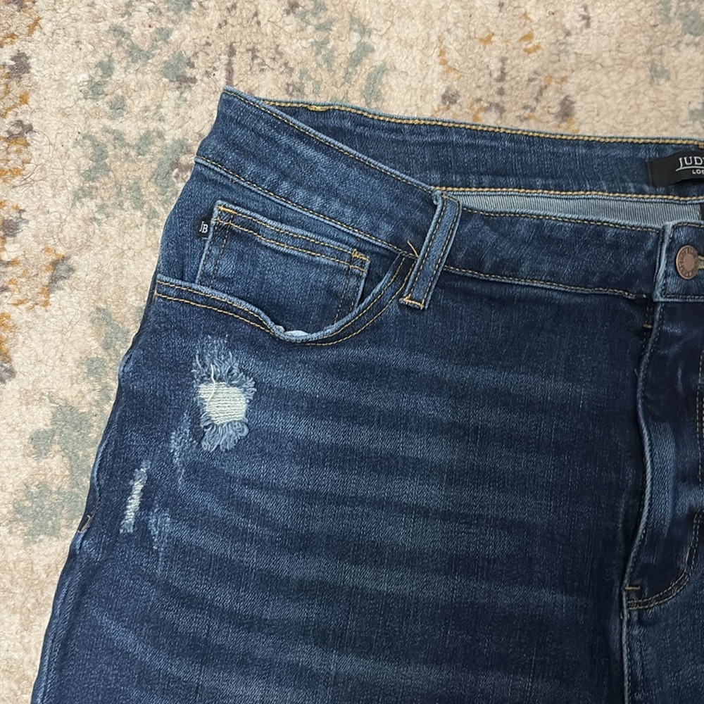 Judy Blue Jean midi Shorts - Picture 3 of 5